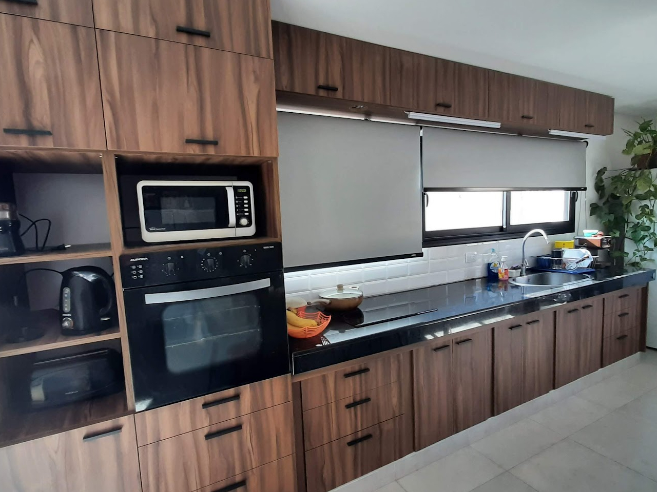 Cocina a medida de madera realizada por Amoblamientos Ceballos