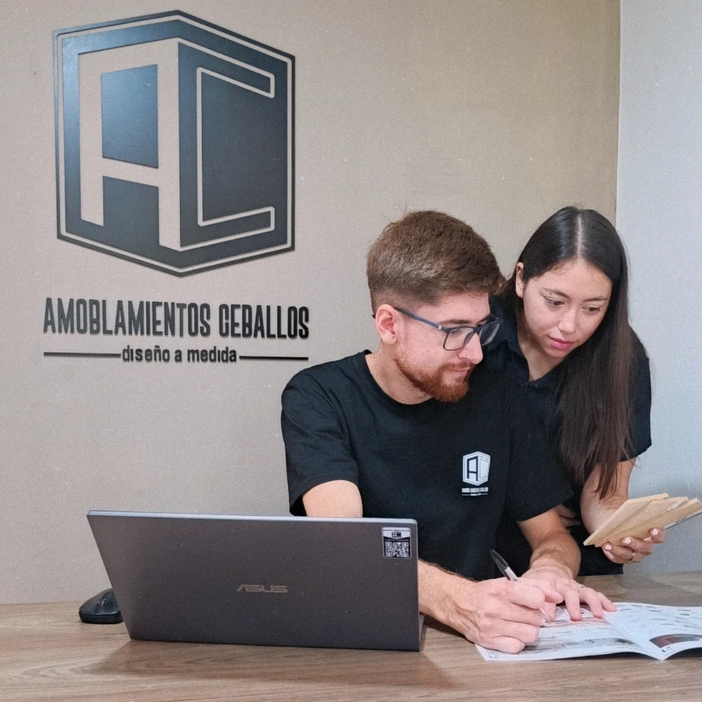 Nico y Fer trabajando en Amoblamientos Ceballos