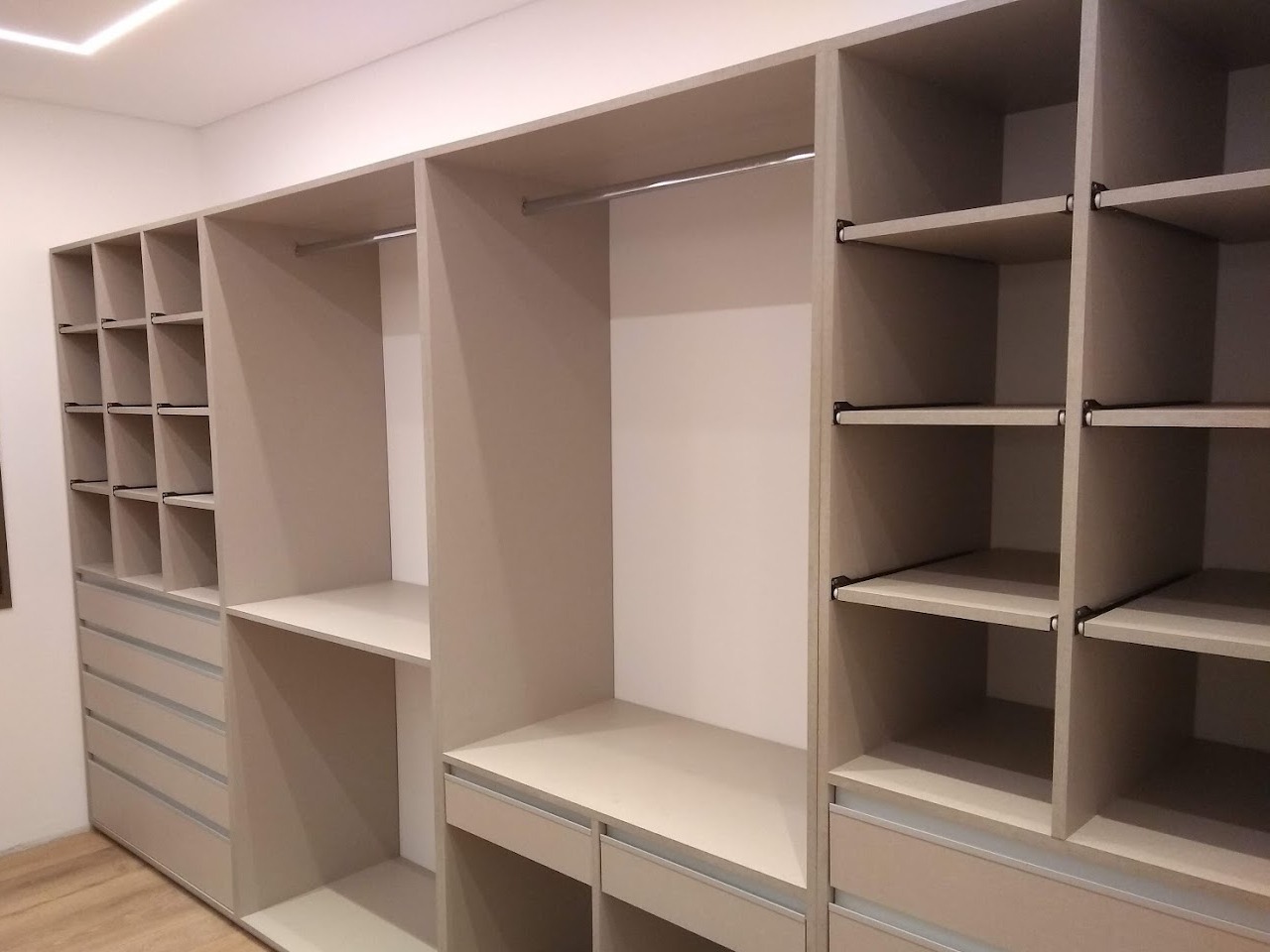 Placares y vestidores a medida fabricados por Amoblamientos Ceballos